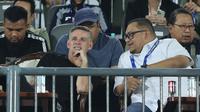 Pelatih Timnas Indonesia, John Herdman, memantau langsung kualitas pemain lokal maupun diaspora yang berlaga di BRI Super League 2025/2026. Tampak dalam foto, pelatih Timnas Indonesia, John Herdman (kiri, baris depan) saat menyaksikan laga Dewa United kontra Borneo FC Samarinda pada pertandingan pekan ke-22 BRI Super League 2025/2026 di Indomilk Arena, Tangerang, Banten, Minggu (22/2/2026) malam WIB. (Bola.com/M Iqbal Ichsan)