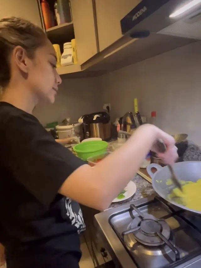 Potret Bunga Citra Lestari Saat Masak Rendang dan Gulai. [@bumiauw]