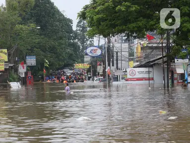 Suasana banjir di jalan Raya KH Hasyim Ashari, Ciledug ,Tangerang, Rabu (1/1/2020). Banjir setinggi dada orang dewasa membuat jalur penghubung Tangerang ke Jakarta tersebut terputus tidak dapat dilintasi. (Liputan6.com/Angga Yuniar)