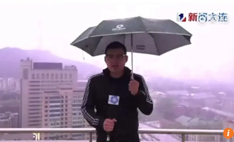 Reporter yang tersambar petir di Dalian, Provinsi Liaoning, Tiongkok.  (via. South China Morning)