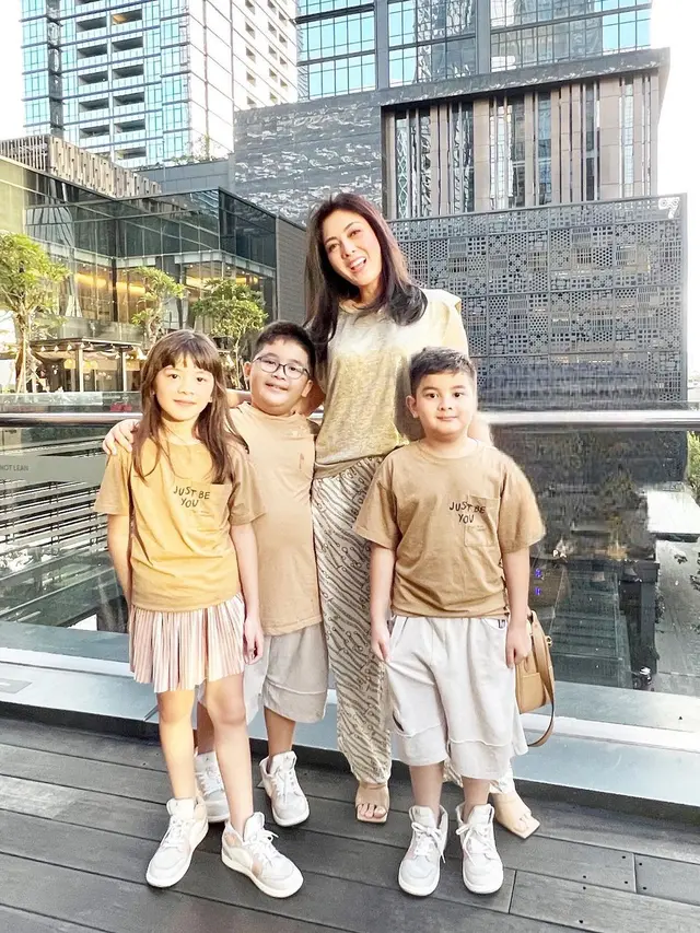 Dhena Devanka bersama anak-anaknya
