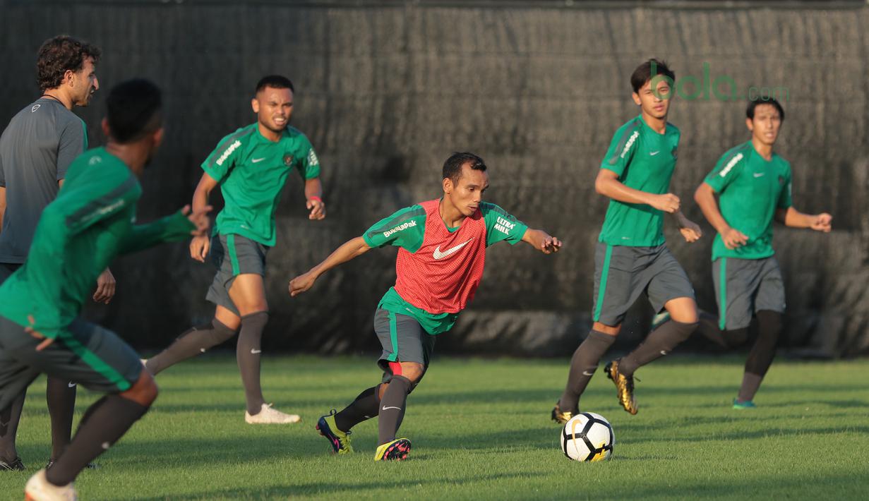 Riko Simanjuntak mencoba melepaskan tembakan pada sesi latihan di Lapangan ABC Senayan, Jakarta (22/6/2018). Timnas melakukan persiapan untuk melawan Korea pada laga uji coba 23 Juni 2018. (Bola.com/Nick Hanoatubun)