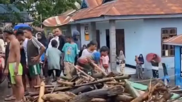 Rumah warga terendam banjir.