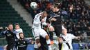 Duel udara pemain Madrid, Gareth Bale (2kanan) dan pemain Legia Warsawa, Vadis Odjidja pada laga grup F Liga Champions di Stadion Polish Army, Warsawa, Polandia (2/11/2016). (AFP/Janek Skarzynski)