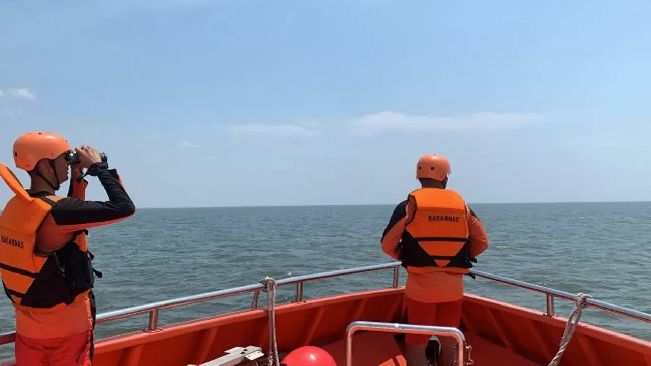 Personel Basarnas Pekanbaru yang dikirim mengevakuasi Kapal KM Lintang Timur Selatan yang karam di Selat Malaka.