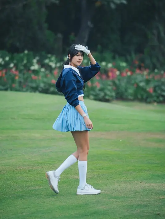 Pilih warna-warna netral seperti putih, abu-abu, atau pastel untuk tampilan yang segar dan modern. Jangan lupa tambahkan sneakers yang nyaman untuk melengkapi gaya ini.