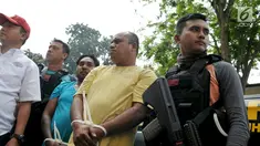 Dua pelaku pengeroyokan dan penganiayaan ahli informasi teknologi (IT) Hermansyah saat digiring ke Polda Metro Jaya, Jakarta (12/7). Dua pelaku tersebut berhasil ditangkap oleh Tim Jaguar Polresta Depok di kawasan Depok. (Liputan6.com/Pool)