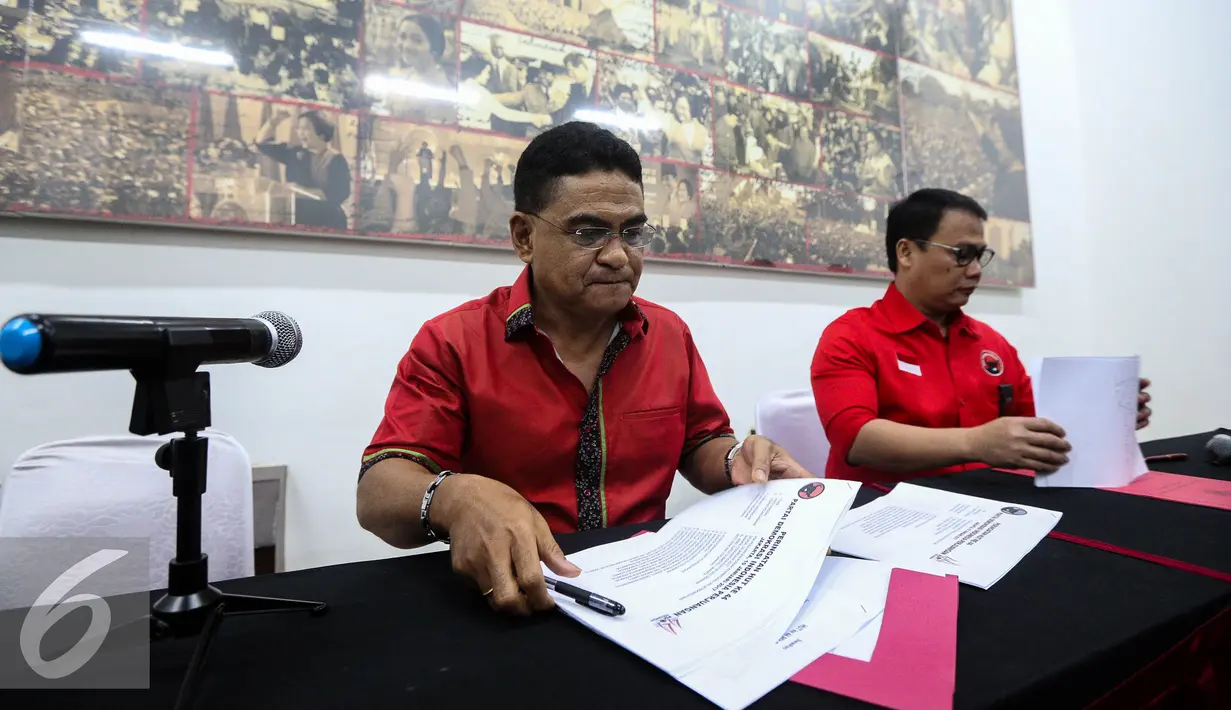 Andreas Hugo Perreira bersama Ahmad Basarah usai memberikan keterangan terkait peringatan HUT ke-44 Partai PDIP di Gedung DPP PDIP, Jakarta, Senin (9/1). PDIP juga mencanangkan GERHAN (Gerakan Rehabilitasi Hutan dan Lahan). (Liputan6.com/Faizal Fanani)