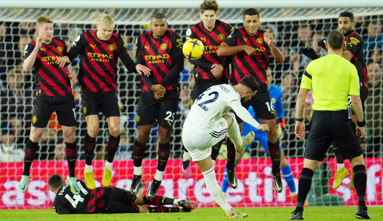 Pemain Leeds United Sam Greenwood (tengah kiri) menendang tendangan bebas saat melawan Manchester City pada pertandingan sepak bola Liga Inggris di Stadion Elland Road, Leeds, Inggris, 28 Desember 2022. Manchester City mengalahkan Leeds United dengan skor 3-1. (AP Photo/Jon Super)