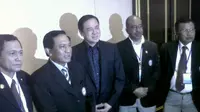 Imam Sudjarwo (kedua dari kiri) berpose dengan para pengurus PBVSI periode 2014-2018 (Liputan6.com/Defri S)