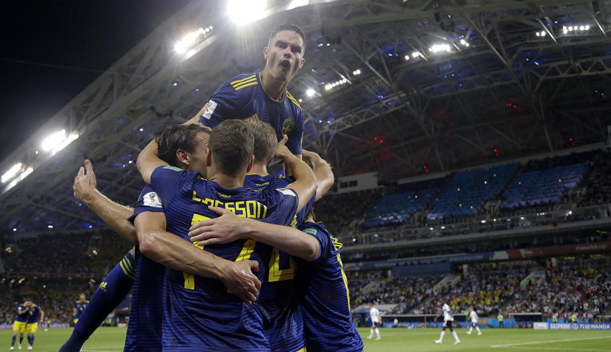 Para pemain Swedia merayakan gol yang dicetak Ola Toivonen ke gawang Jerman pada laga grup F Piala Dunia di Stadion Fisht, Sochi, Sabtu (23/6/2018). Jerman menang 2-1 atas Swedia. (AP/Thanassis Stavrakis)