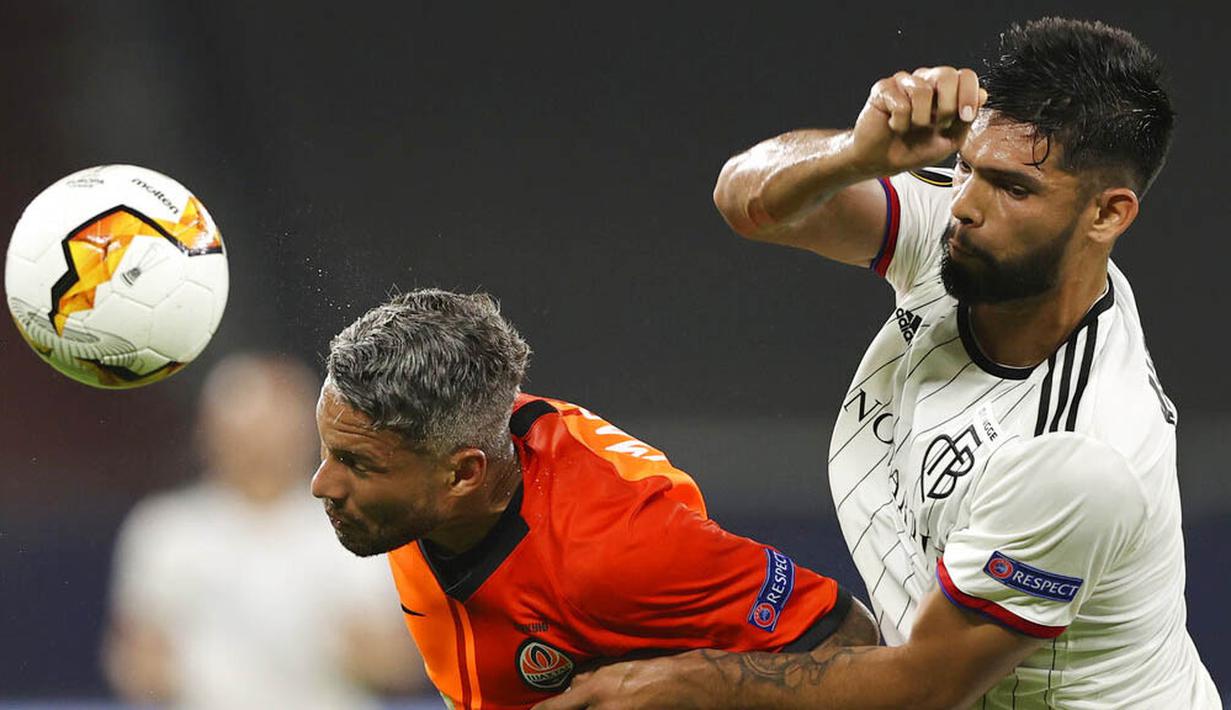 Pemain FC Shakhtar Donetsk, Marlos, berebut bola dengan pemain FC Basel, Omar Alderete, pada perempat final di Veltins Arena, Selasa (11/8/2020). Shakhtar Donetsk menang dengan skor 4-1. (Wolgang Rattay/Pool Photo via AP)