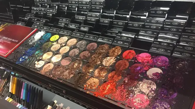 Anak kecil merusak makeup