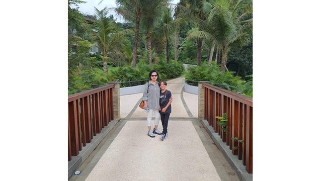 6 Momen Noah Sinclair Bareng Kakek Nenek, Selalu Diperhatikan