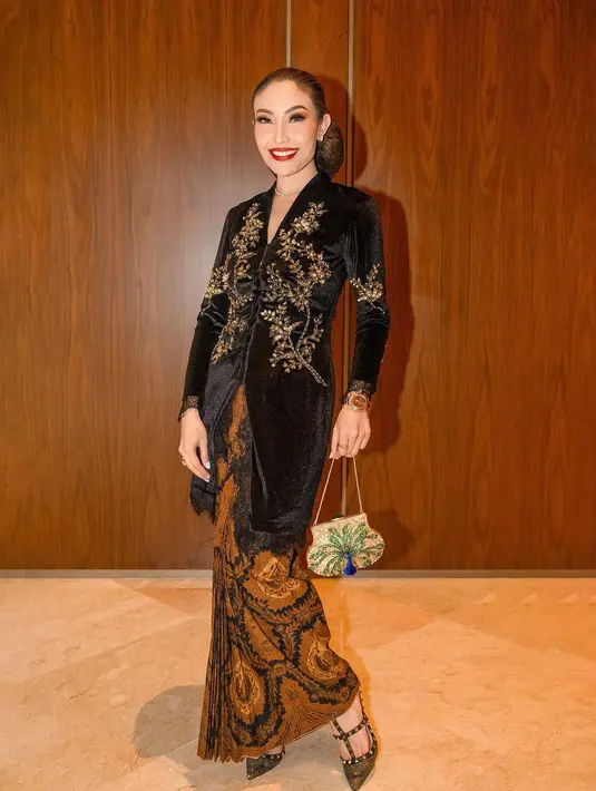 Kebaya hitam pilihan Ayu Dewi yang super elegan berkelas. Kebaya velvet ini memiliki siluet kutubaru yang klasik, dipadukan oleh Ayu Dewi dengan kain batik sebagai rok. [Foto: Instagram/mrsayudewi]