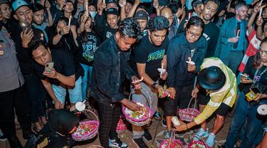 Ribuan bonek tabur bunga di Tugu Pahlawan Surabaya mengenang korban tragedi Kanjuruhan. (Istimewa)
