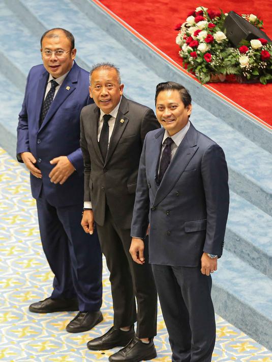 Sebelumnya, Thomas Djiwandono yang masih menjabat sebagai Wakil Menteri Keuangan terpilih setelah menjalani tes uji kelayakan dan kepatutan bersama dua kandidat lain, yakni Solikin M. Juhro dan Dicky Kartikoyono. Uji kelayakan tersebut digelar Komisi XI DPR pada Senin (26/1/2026). Tampak dalam foto, Deputi Gubernur Bank Indonesia (BI) terpilih, Thomas Djiwandono (kanan) berpose dengan Wakil Ketua Dewan Perwakilan Rakyat (DPR), Saan Mustopa (tengah) dan Cucun Ahmad Syamsurijal setelah Rapat Paripurna DPR RI Ke-12 Masa Persidangan III Tahun Sidang 2025–2026 di Kompleks Parlemen Republik Indonesia, Jakarta pada Selasa 27 Januari 2026. (Foto oleh AFP)