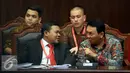Ekspresi Gubernur DKI Jakarta, Basuki T Purnama saat mengikuti sidang lanjutan di MK, Jakarta, Senin (5/9). Ahok menjalani Sidang Lanjutan Uji Materi Pasal 70 ayat 3 UU Pilkada mengenai cuti selama masa kampanye. (Liputan6.com/Johan Tallo)
