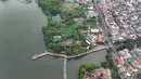 Lanskap air yang luas dipadukan dengan ruang hijau menjadikannya pilihan bagi masyarakat untuk melepas penat tanpa harus bepergian jauh. Tampak foto udara memperlihatkan area Situ Cipondoh di Kota Tangerang, Banten, yang tetap berfungsi sebagai kawasan konservasi air sekaligus destinasi rekreasi warga, Rabu (14/4/2026). (merdeka.com/Arie Basuki)