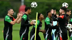 Sejumlah pemain melakukan latihan jelang laga lanjutan Liga Champions melawan PSG di Arsenal Training Centre, Hertfordshire, Inggris, Selasa (01/10/2024). (AFP/Glyn Kirk)