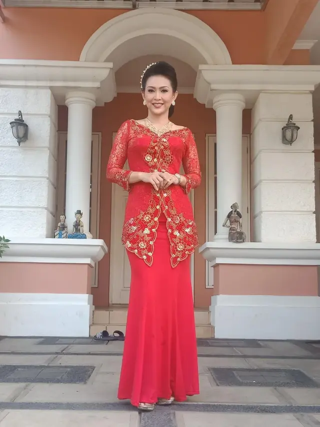 6 Potret Ratna Listy saat Pakai Kebaya, Memesona