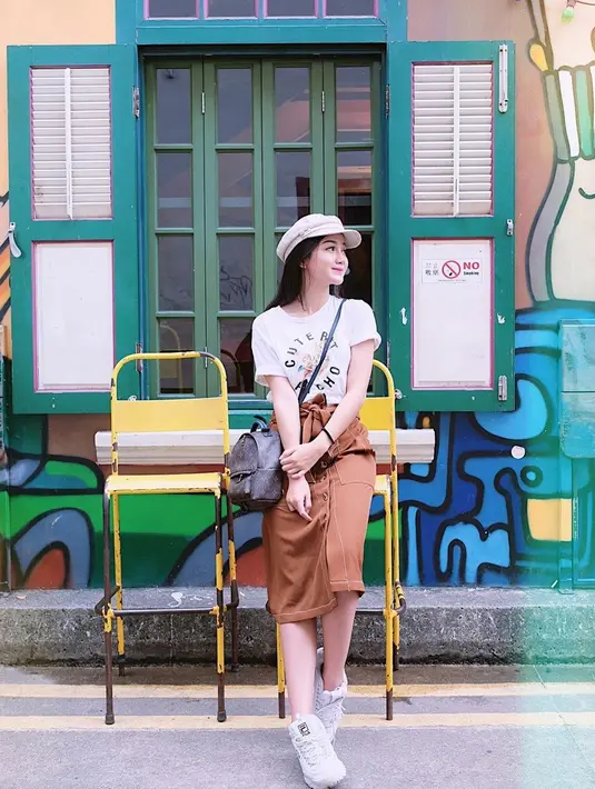 Selain pandai 'bermain' dengan makeup hingga kini jadi beauty vlogger terkenal, ide OOTD selebgram kelahiran 31 Mei 1998 ini juga selalu trendi dan jadi inspirasi. Tak hanya saat liburan, Nanda Arsyinta juga sering mengenakan topi untuk membuat penampilannya jadi makin keren saat jalan-jalan. (Liputan6.com/IG/@nandaarsynt)