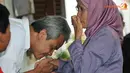 Usai menyaksikan perolehan suara, Ganjar Pranowo mencium tangan sang ibunda tercinta