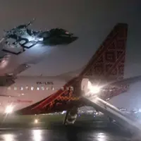 Dua pesawat bertabrakan di Bandara Halim Perdanakusuma malam ini. Ternyata keduanya berada di landasan pacu yang sama! Ini kronologisnya.