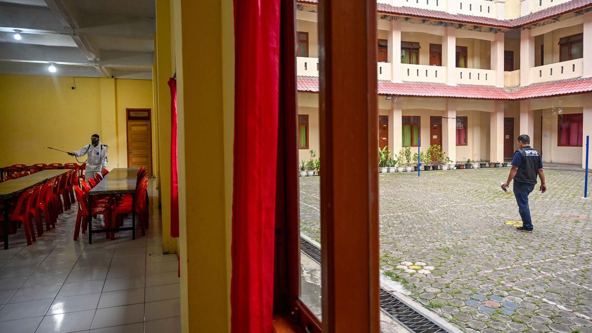 Cegah Penyebaran Flu, BPBD Aceh Semprot Asrama Sekolah dengan Disinfektan