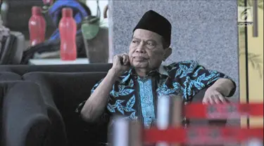 Tersangka Wali Kota Mojokerto Masud Yunus usai menjalani pemeriksaan di Gedung KPK, Jakarta, Rabu (7/2). Masud diperiksa sebagai tersangka dugaan suap pembahasan perubahah APBD pada Dinas PUPR Kota Mojokerto tahun 2017. (Liputan6.com/Herman Zakharia)