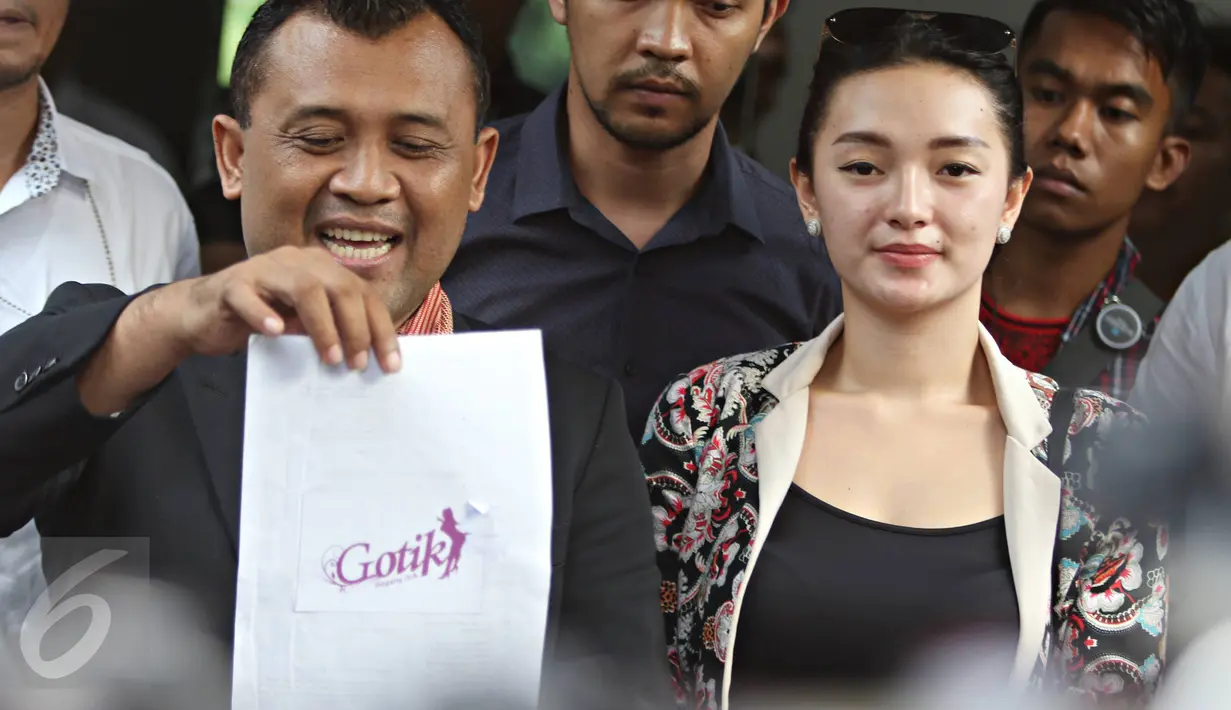 Penyanyi Zaskia Gotik memberi keterangan usai pemeriksaan di Polda Metro Jaya, Jakarta, Rabu (30/3). Zaskia meminta maaf kepada Presiden Jokowi melalui surat yang ditulisnya sendiri terkait dugaan pelecehan lambang negara. (Liputan6.com/Immanuel Antonius)