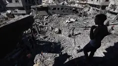 Seorang pria Palestina memeriksa kerusakan setelah serangan Israel di kamp Al-Bureij, Jalur Gaza Tengah pada 4 Juli 2025. (Eyad BABA/AFP)
