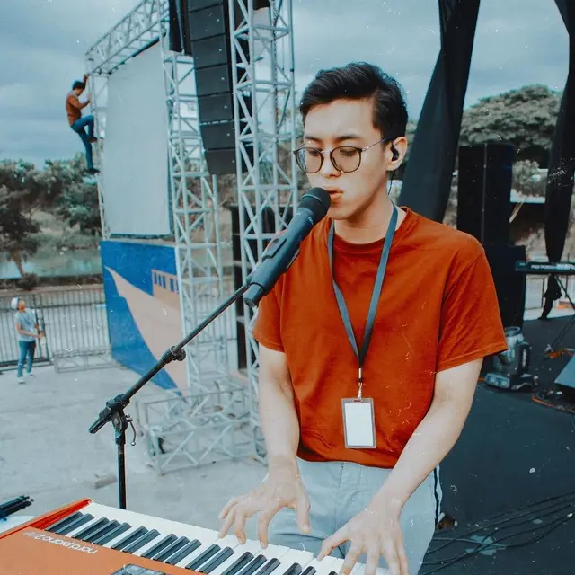 7 Gaya Ardhito Pramono saat di Atas Panggung, Curhatannya Soal Nasib Musisi Viral