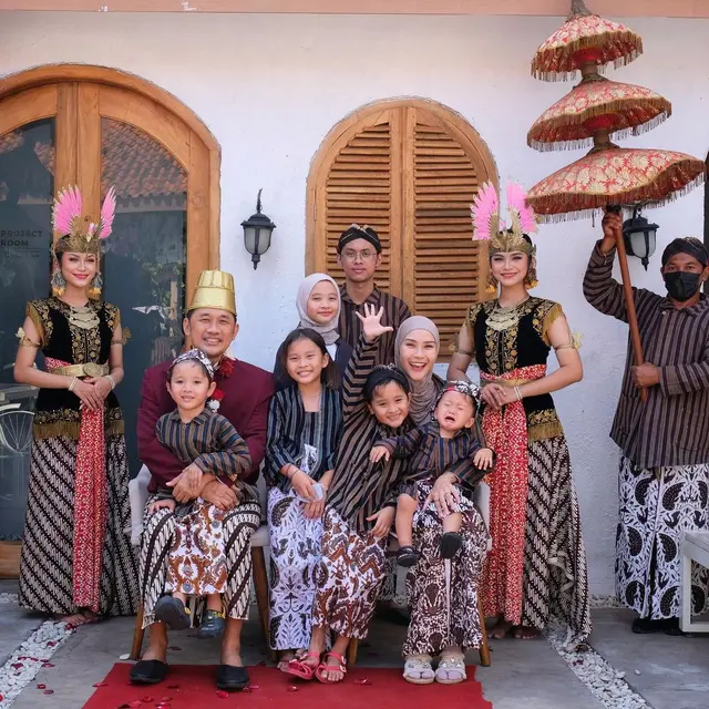 Potret 8 Keluarga Artis Kompak Pakai Baju Senada, Seru Banget