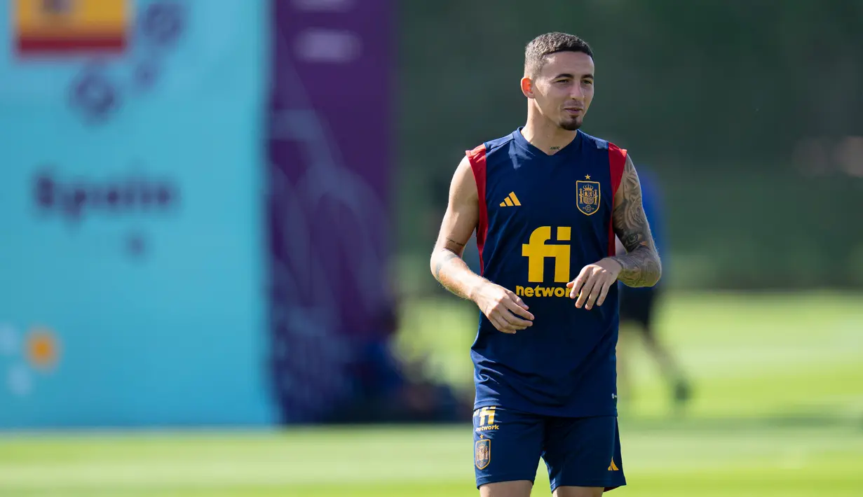 Pemain Spanyol Yeremy Pino saat sesi latihan di Universitas Qatar, Doha, Qatar, Selasa (29/11/2022). Spanyol akan melawan Jepang dalam pertandingan Grup E Piala Dunia 2022 pada 1 Desember mendatang. (AP Photo/Julio Cortez)