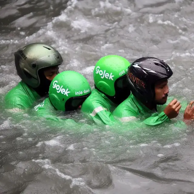 Kumpulan Potret Warga Jakarta Menghadapi Banjir dengan Santai pada 2030 Mendatang (Instagram @smashedbyusagi)