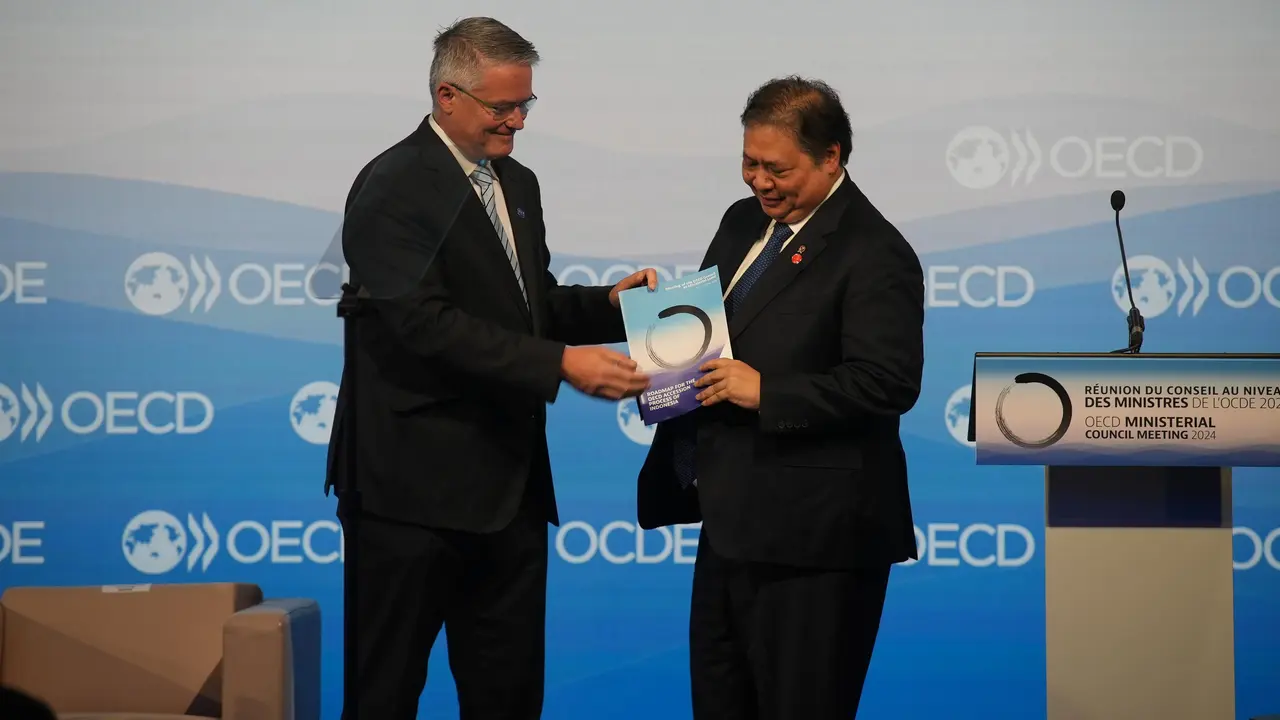 Menko Perekonomian Airlangga Hartarto mewakili Pemerintah Indonesia menerima Peta Jalan Aksesi Keanggotaan OECD Indonesia