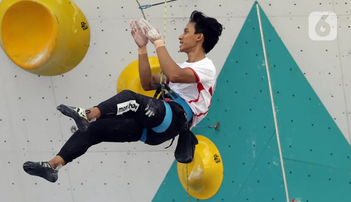 Atlet panjat tebing putra Indonesia, Raviandi Ramadhan usai menyelesaikan jalur babak semifinal kategori lead Kejuaraan Dunia Panjat Tebing 2022 seri Jakarta, Senin (26/9/2022). Sebelumnya empat penggawa putra lolos semifinal lead I Kejuaraan Dunia Panjat Tebing 2022 seri Jakarta. Mereka adalah Ravianto Ramadhan, Raviandi Ramadhan, Musauwir, dan Muhammad Rizky Syahrafli. (Liputan6.com/Helmi Fithriansyah)