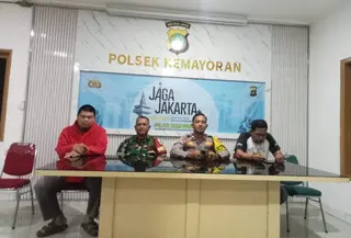 Anggota TNI dan Polri yang sempat mengamankan penjual es kue jadul di Utan Panjang, Kemayoran, mengakui kesalahannya dan meminta maaf. Video yang sempat viral terkait tudingan es kue jadul berbahan spons itu pun dipastikan keliru. (Foto: Istimewa)