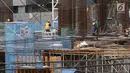 Pekerja membangun konstruksi bangunan bertingkat di Jakarta, Jumat (18/1). Pemerintah akan membatasi baja impor yang masuk ke Indonesia mulai 20 Januari 2019. (Liputan6.com/Immanuel Antonius)