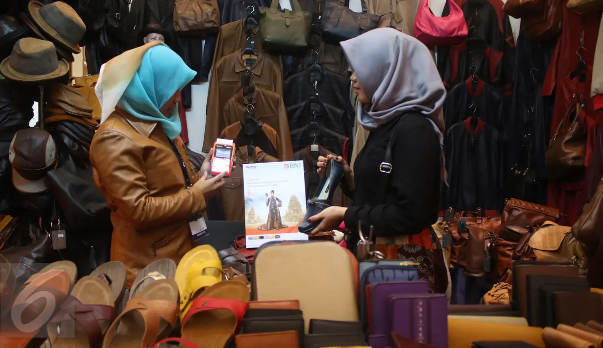 Pengunjung tengah melihat prodak yang di pamerkan di Inacraft 2017 di JCC, Senayan, Jakarta, Rabu (26/4). Pameran yang gelar dari 26-30 april tersebut menapilkan ribuan prodak UMKM dari tanah air. (Liputan6.com/Angga Yuniar)