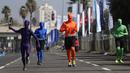 Pelari mengenakan pakaian warna-warni menutupi seluruh tubuh pada acara lari Marathon di Tel Aviv, Israel, Jumat (26/2/2016). (REUTERS/Amir Cohen)    
