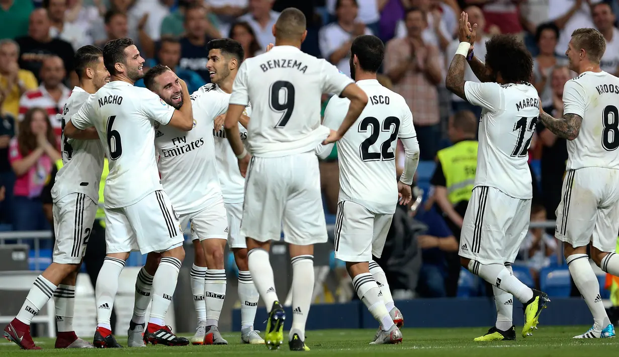 Bek Real Madrid, Daniel Carvajal berselebrasi dengan rekannya setelah mencetak gol ke gawang Getafe pada lanjutan La Liga Spanyol di stadion Santiago Bernabeu, Madrid, (19/8). Madrid menang 2-0 atas Getafe. (AP Photo/Andrea Comas)