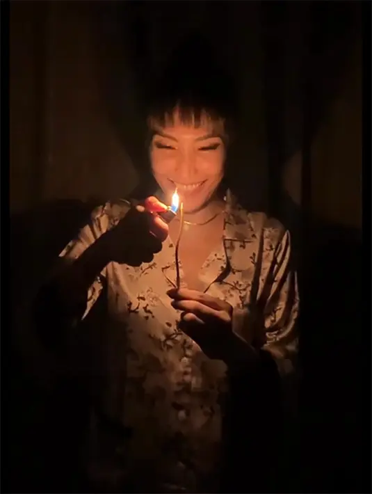 "Udah ga ngarepin surprise aku tu ee tiba-tiba ada 2 oom oom ga pake ma ya, hadirr. Pake bawa kue lg, walopun kuenya lengser dan udh ga bebentuk, aku tetef happy."  tulis mrsayudewi.  [Instagram/mrsayudewi]