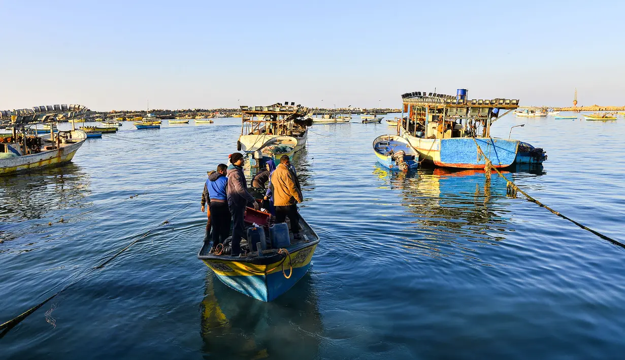 Sejumlah nelayan pergi menangkap ikan menggunakan perahu mereka di sebuah pelabuhan di Gaza, Palestina, Rabu (5/2/2020). Tentara Israel memutuskan untuk mengurangi zona penangkapan ikan yang diizinkan di lepas pantai Jalur Gaza dari 15 menjadi 10 mil laut. (Xinhua/Rizek Abdeljawad)