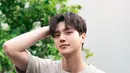 Song Kang berpose keren dengan model rambut comma hair. Aktor yang mendapat julukan pemuja kupu-kupu ini terlihat menawan meski dengan rambut yang sedikit berantakan. (Instagram/@songkang_b)