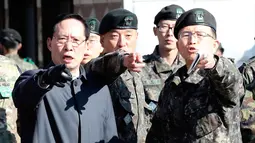 Menhan Korsel, Song Young-moo saat mengunjungi zona Demiliterisasi Panmunjom, Senin (27/11). Song Young-moo melakukan kunjungan ke Panmunjom untuk melihat langsung lokasi terjadinya insiden pembelotan pada 13 November lalu. (AP Photo/Lee Jin-man)