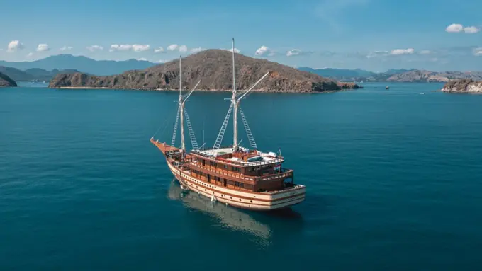 Jelajahi Taman Nasional Komodo dan Raja Ampat Naik Kapal Pinisi Mewah