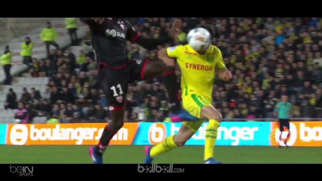 Berikut lima gol bunuh diri terburuk yang dicetak pemain-pemain di Ligue 1 Prancis. This video presented by Ballball.