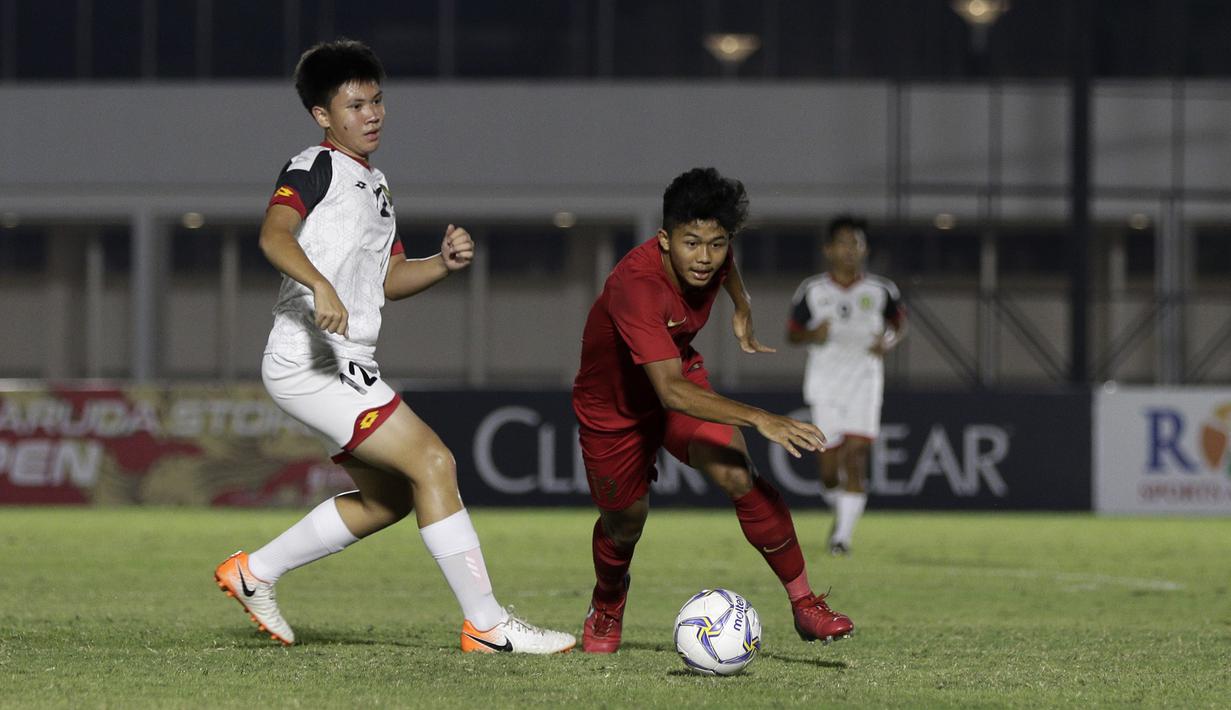 Striker Timnas Indonesia U-16, Ahmad Athallah, berebut bola dengan pemain Brunei Darussalam pada laga babak Kualifikasi Piala AFC U-16 2020 di Stadion Madya, Jakarta, Jumat (20/9). Indonesia menang 8-0 atas Brunei. (Bola.com/Yoppy Renato)